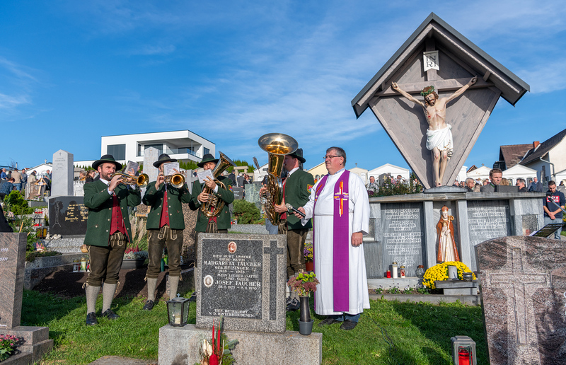 Pfarrer Giovanni Prietl vor dem neu renovierten Friedhofskreuz