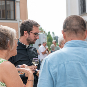 zeit für ein Gespräch am Kirchplatz
