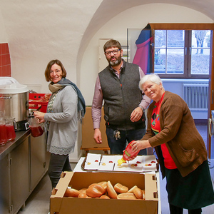 Fleißige Hände richten die Sternsinger Jause/Foto: P. Iberer