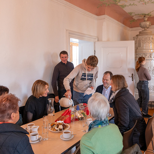 Firmlinge bei der Mitarbeit im Pfarrkaffee