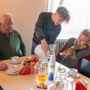 Firmlinge bei der Mitarbeit im Pfarrkaffee