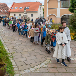 Kinder beim Einzug in die Kirche