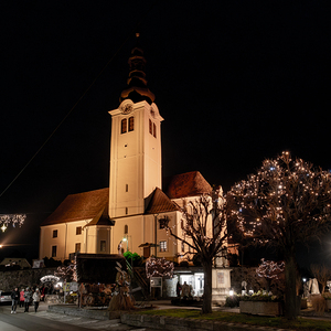 Pfarrkirche mit Friedensgrotte im Vordergrund