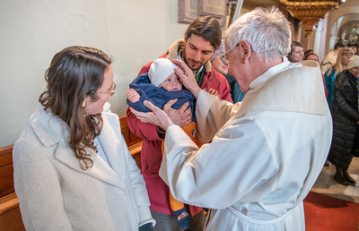 Segnung der Kinder durch Pfarrer Johann Wallner bei der Taufgedenfeier